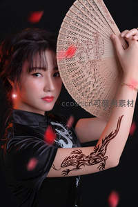 古风女子持扇龙纹臂饰写真
