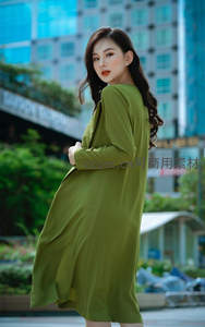 绿裙佳人城市街头回眸瞬间