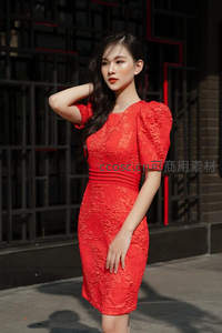 红裙美人倚墙光影交错