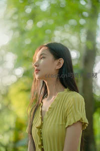 林间少女仰望阳光侧颜