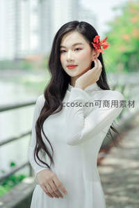 红花点缀白衣美人侧颜