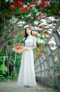 花树下白衣女子持篮伫立