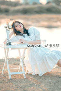 午后斜阳下，白衣少女倚桌遐思