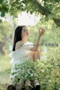 绿荫树下白衣少女轻触叶片，静谧美好