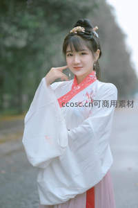 汉服少女林间微笑比心手势