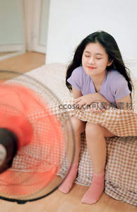 室内暖风中女孩惬意享受午后