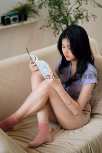 少女沙发上静读，午后时光惬意悠然