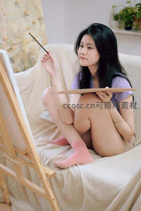 画架前沉思少女，手持画笔构思艺术创作