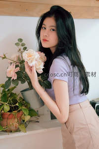 少女手捧玫瑰花，温柔凝视镜头