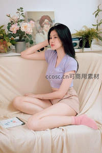 沙发上慵懒少女，手抚秀发望远方