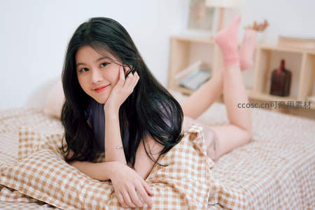 床上侧卧微笑，温柔如春日暖阳