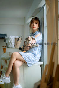 怀抱猫咪的温柔时刻