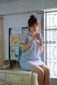 少女与猫的午后时光