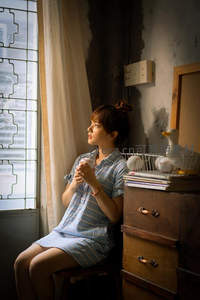 窗边沉思的少女剪影