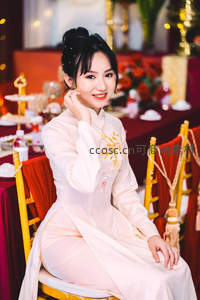 传统服饰女子宴席微笑端庄