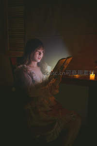 烛光下少女夜读，静谧梦幻