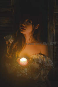 烛光下的复古少女，温柔凝望