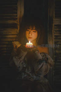 烛影摇曳，少女闭目祈愿