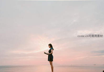 海边夕阳下，女子静读诗篇