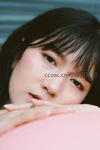 特写少女，托腮凝视镜头