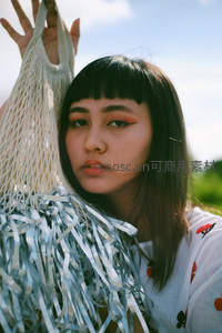 户外清新少女，网袋流苏点缀夏日风情