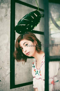 窗边少女与龟背竹叶，复古氛围感拉满