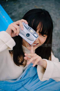 手持胶片相机俏皮自拍，青春活力满满