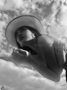 草帽下的仰望，黑白光影中的沉思