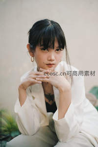 白衣女子沉思特写，优雅与宁静的瞬间