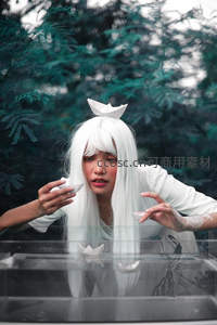 白发少女水中折纸船，奇幻森林背景