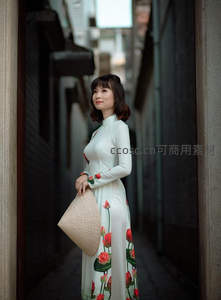 穿奥黛女子巷中回眸