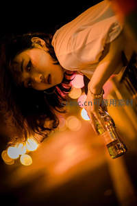 夜色中女子手持酒瓶
