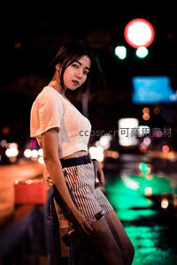 街边女子夜景时尚写真