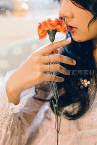 轻嗅花香，指尖触碰温柔瞬间