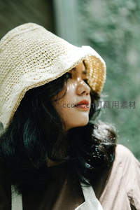 草帽下的侧颜，温柔静谧如诗