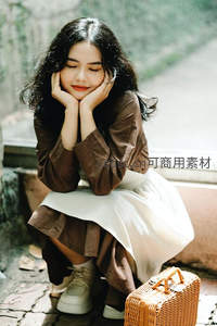 石阶旁托腮微笑，惬意午后时光