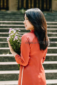 红裙持花回眸笑，阶梯映衬古典美