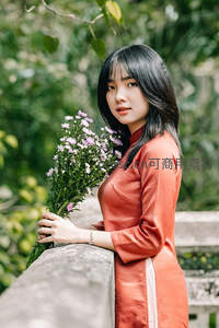 花丛中的回眸，清新自然少女感