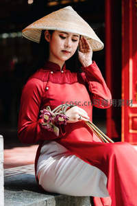 斗笠女子闭目养神，手抚花瓣沉浸宁静时光