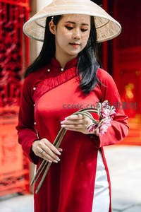 红衣女子头戴斗笠手捧莲花