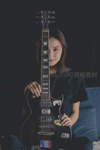吉他少女的酷炫摇滚风写真
