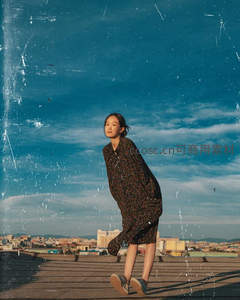 屋顶女孩仰望蓝天的自由时刻