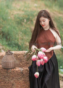 田园少女手捧粉郁金香