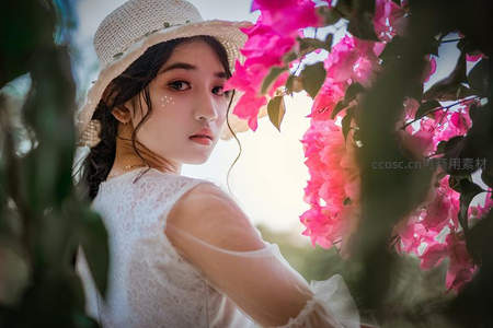 花影婆娑间少女回眸，粉花掩映如梦似幻