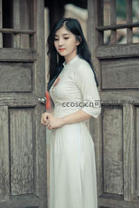 古门倩影，白衣女子温婉伫立