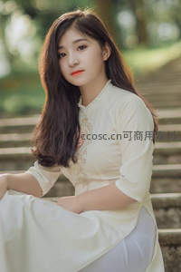 白衣女子台阶静坐，柔光映衬温婉如玉