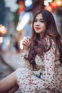 夜市花裙，红唇少女笑靥如花