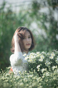 花海轻抚，短发女孩温柔凝望