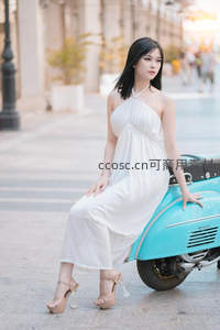 白裙少女倚靠蓝摩托街拍