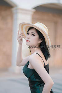 墨绿长裙配草帽回眸